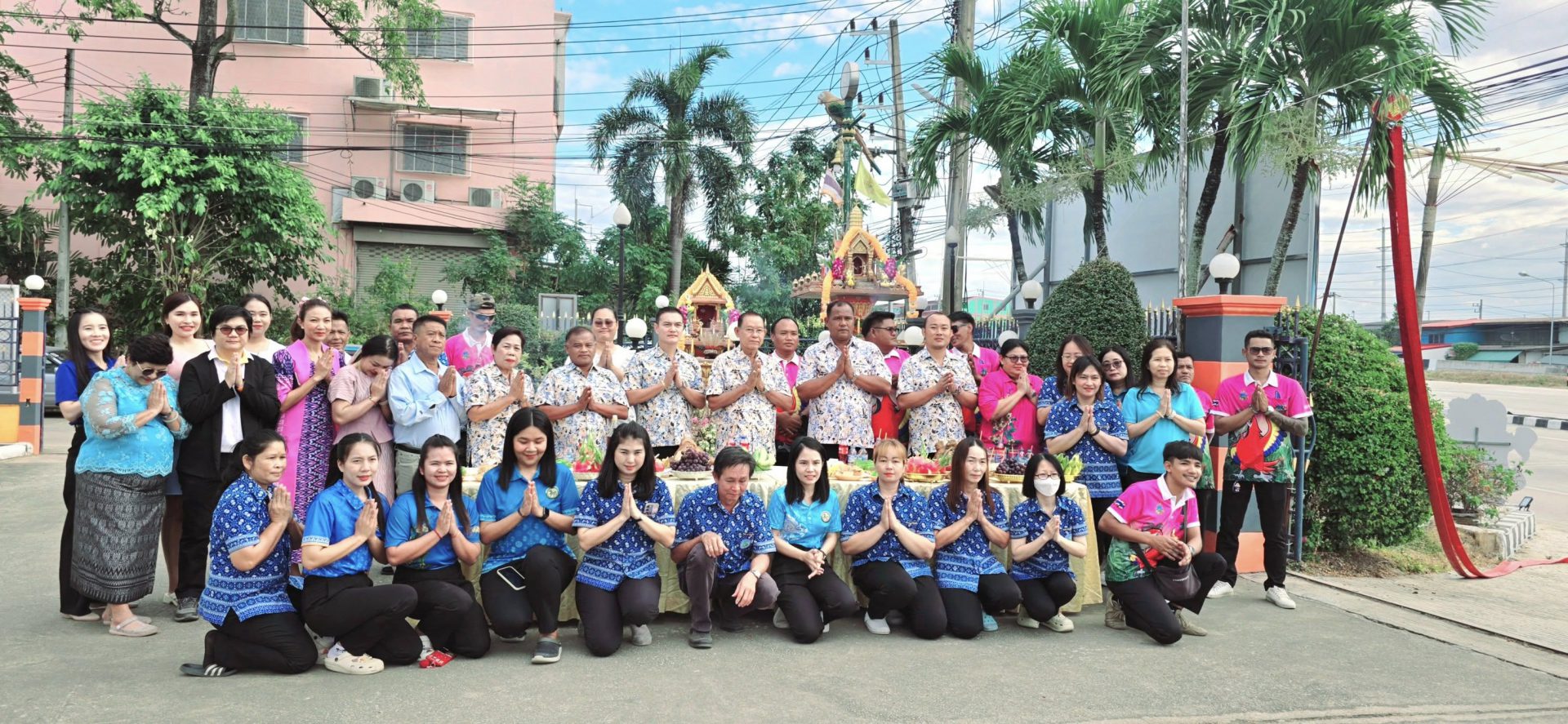 พิธีทำบุญตักบาตร ส่งท้ายปีเก่า ต้อนรับปีใหม่ 2568