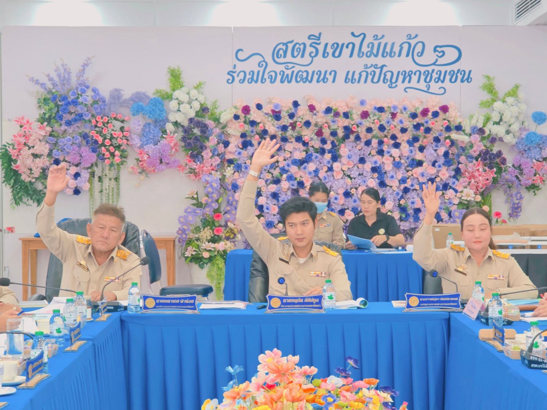 17 สิงหาคม 2569 เวลา 14.00 น. ณ ห้องประชุมเทศบาลตำบลเขาไม้แก้ว นายกฤติน กีทีปกูล ประธานสภาเทศบาลตำบลเขาไม้แก้ว เป็นประธานเปิดการ ประชุมสภาเทศบาลตำบลเขาไม้แก้ว สมัยสามัญ สมัยที่ 2 ครั้งที่ 1 ประจำปี พ.ศ. 2569 พร้อมด้วยนายจำเนียร กีทีปกูล นายกเทศมนตรีต